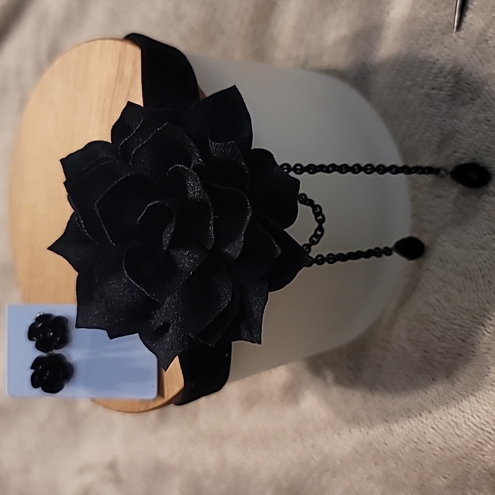 Rose Choker & Rose Stud Earrings - Picture 5 of 8